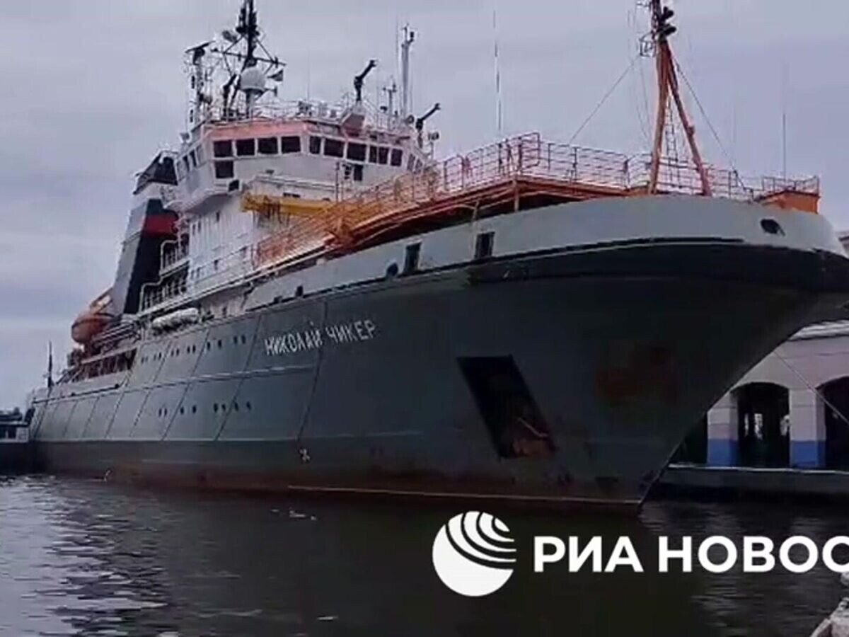    Жители Гаваны у пирса Сьерра Маэстра, где находятся российские корабли© РИА Новости