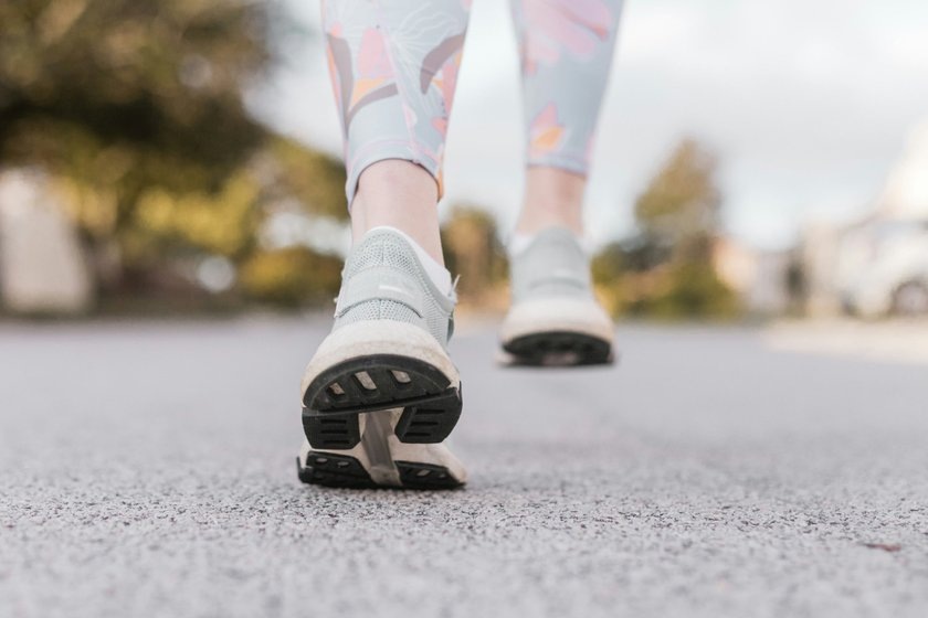 Чередование длины шагов по время прогулок позволяет сжечь больше калорий, чем при обычной ходьбе. Такой вывод сделали Адам Гриммитт и другие сотрудники Массачусетского университета в Амхерсте.