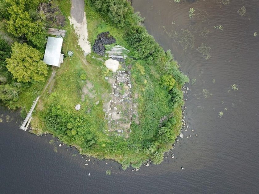 Сотрудники Института археологии РАН обнаружили старинный некрополь под Успенской церковью, которая сгорела в Кондопоге в 2018 году. Как сообщили ученые, им удалось найти больше полусотни погребений.