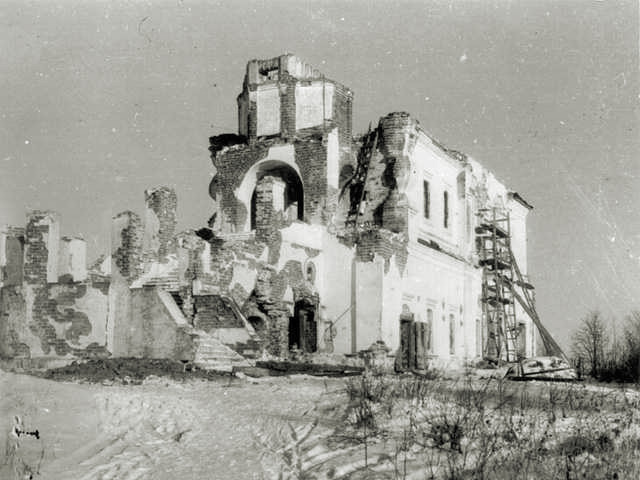 Разрушенная церковь Смоленской иконы Божией Матери в селе Бородино 1960 г.