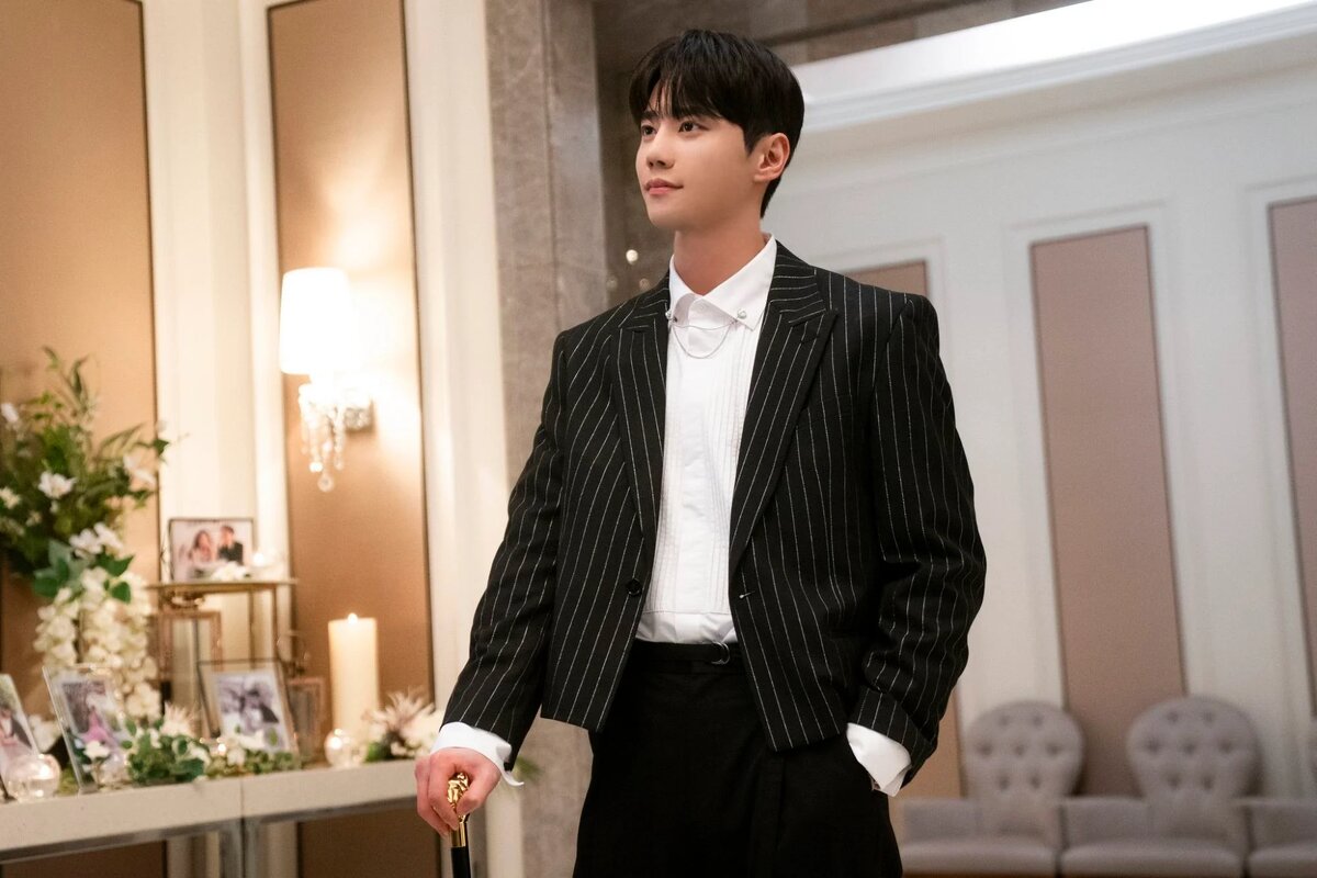 Ли Джун Ён в роли наследника чеболей Мун Чэ Мин в кадре из фильма « Я открыто мечтаю о Золушке».