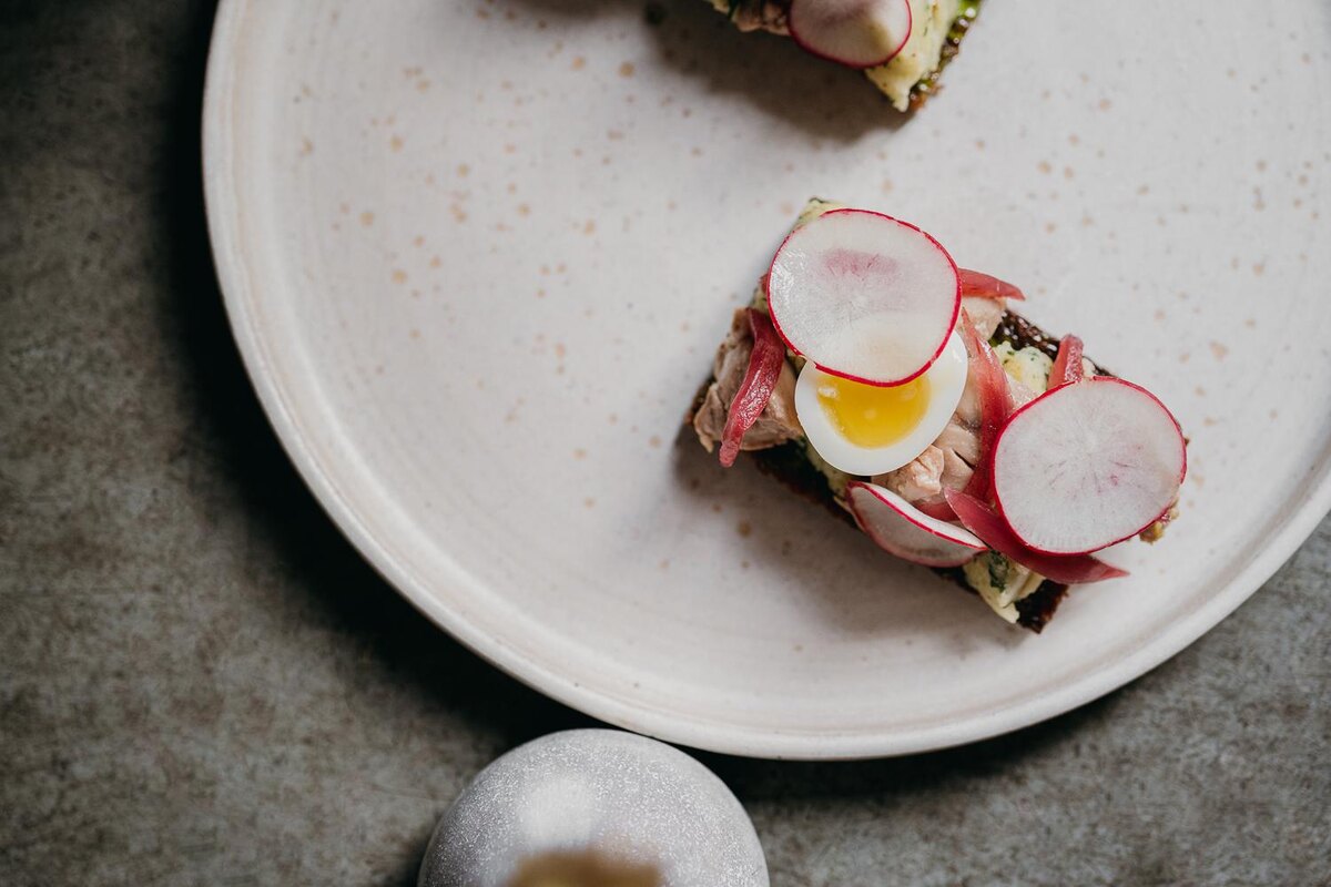 пресс-служба📷Сморреброд с печенью трески и перепелиным яйцом