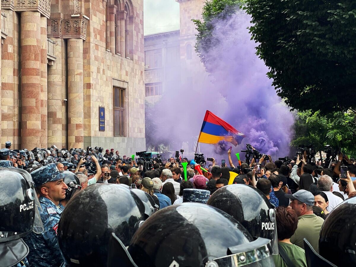 Что известно о ситуации в Ереване? В Армении начались массовые задержания  оппозиционеров | РИА Новости | Дзен