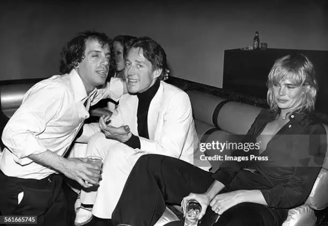 Стив Рубелл, Хэлстон и Марго Хемингуэй на вечеринке в студии 54 около 1977 года в Нью-Йорке