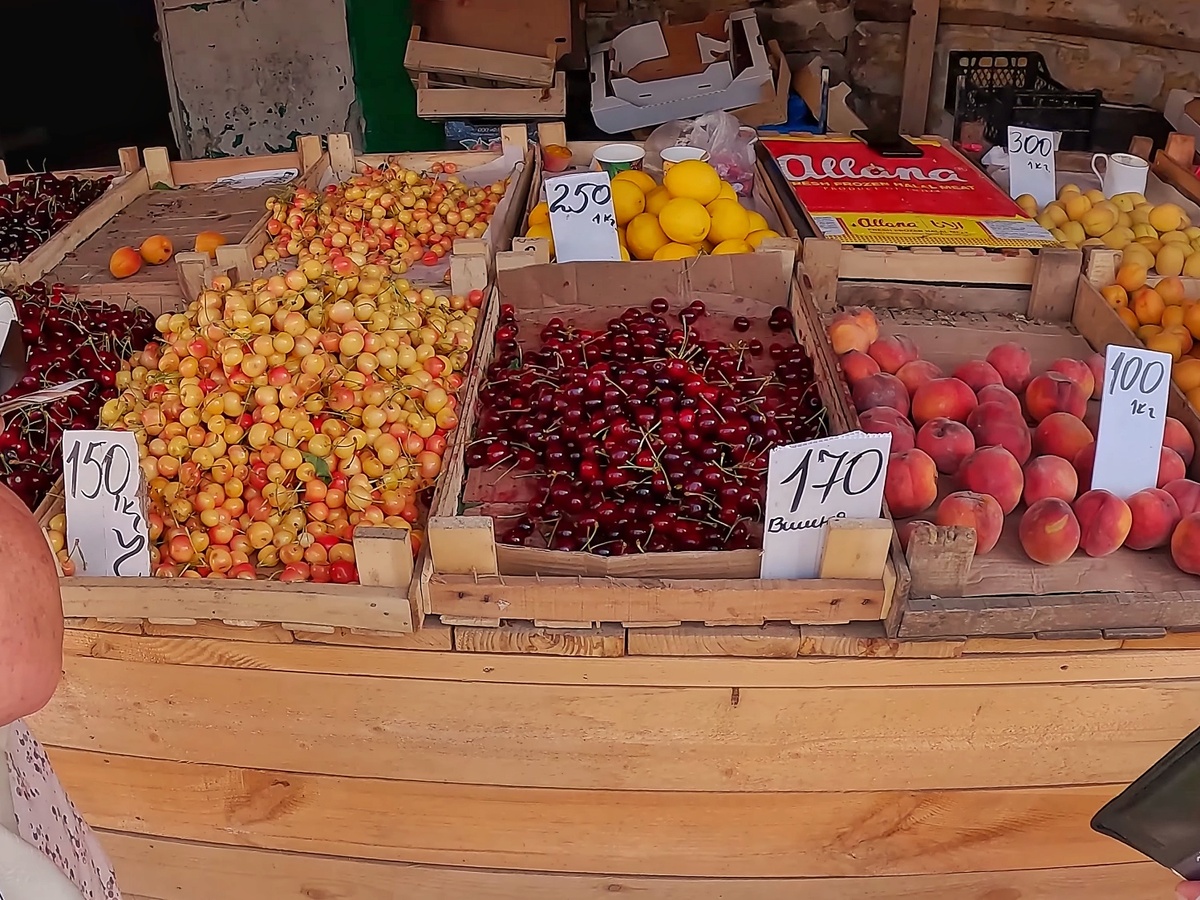 На днях Андрей ездил снимать Ялту и зашел на центральный овощной рынок купить что-то из ягод. Он был приятно удивлен ценами, даже не удивлен, а ошарашен, потому что в Алупке все гораздо дороже.-2