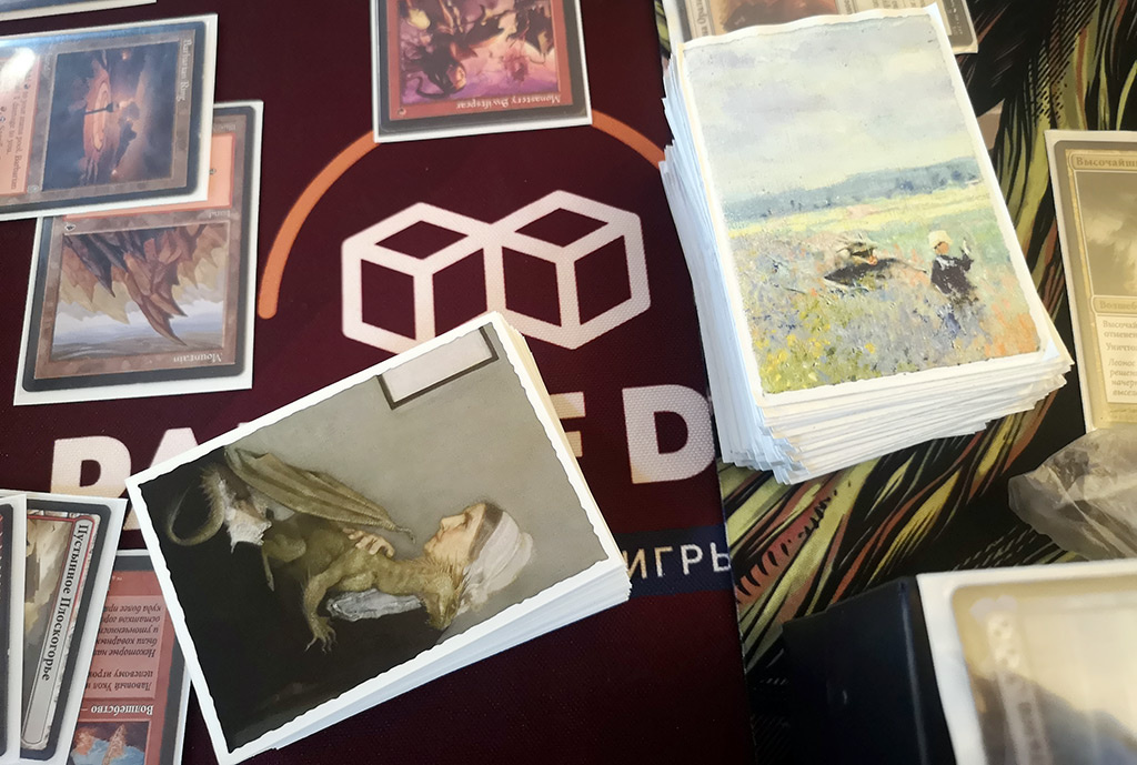 На фото протекторы Dragon Shield Art 