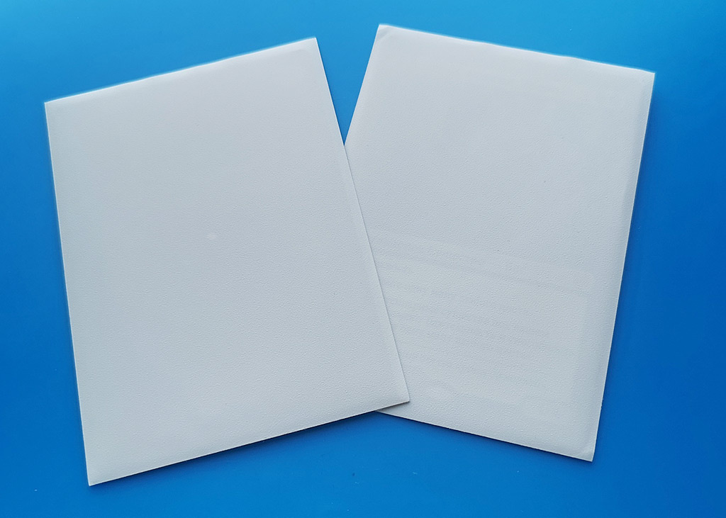 Очевидно, это в этих протекторах играть двухсторонними картами нельзя. 