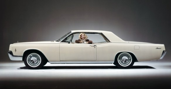 В период с 1961 по 1965 год в линейке Lincoln, как ни странно, не было двухдверных автомобилей. В 1966 году автопроизводитель исправил упущение, выпустив Continental Coupé.