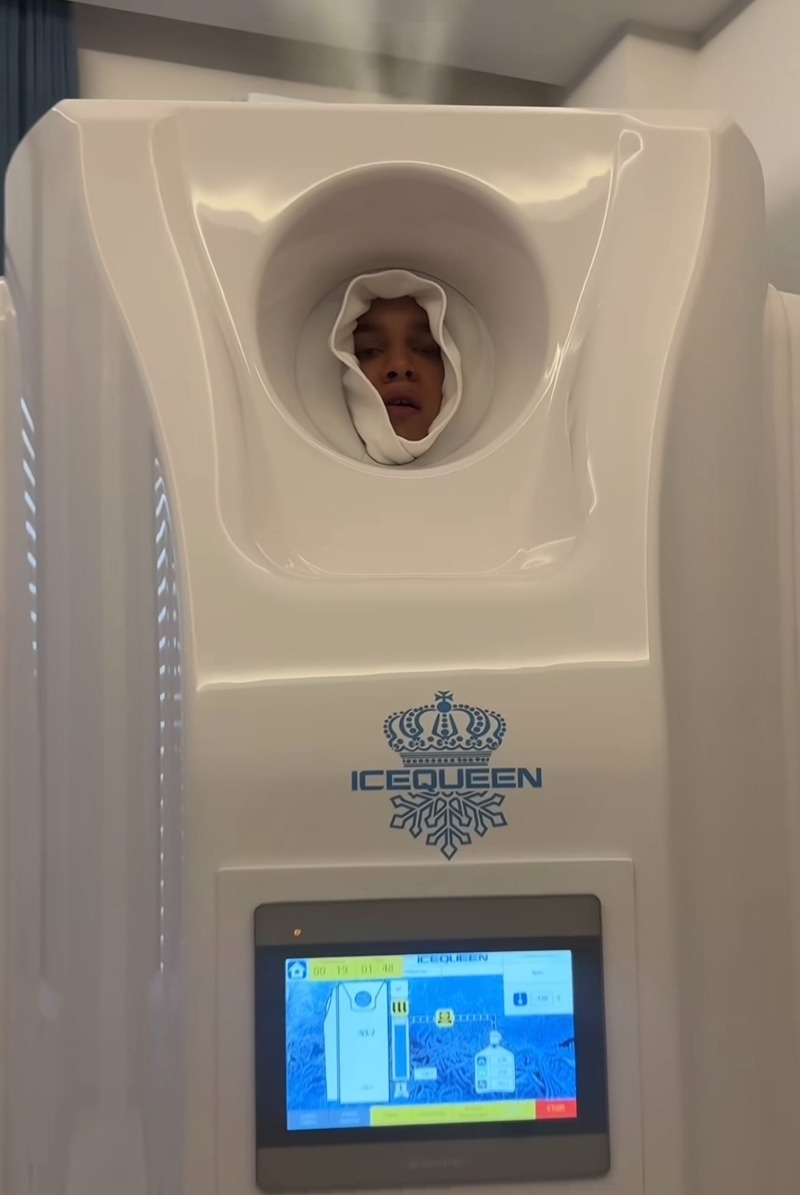    Алексей Жидковский в криокамере Фото: соцсети Алексея Жидковского