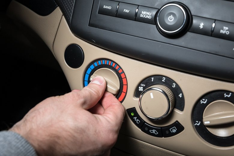    Самый простой и быстрый способ победить запотевание и не опоздать на работу — включить кондиционер