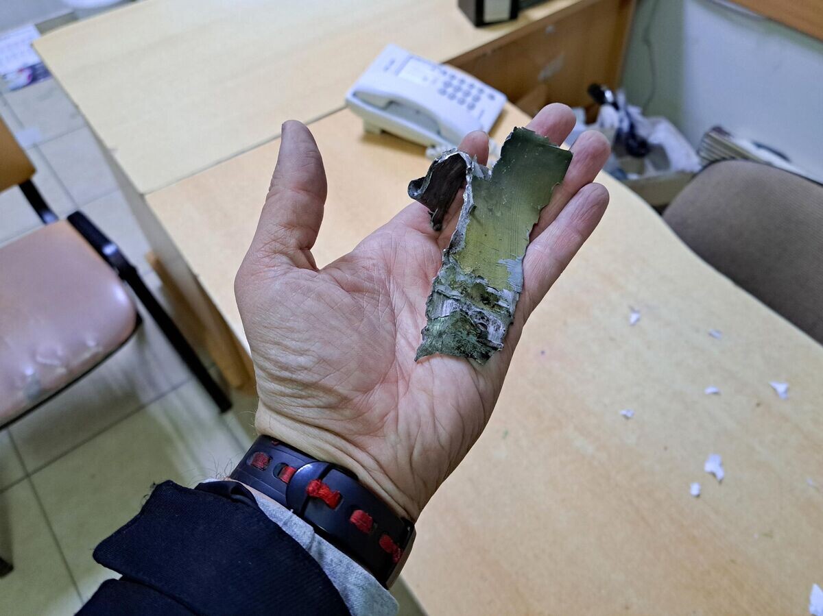    Осколки от снаряда в одном их офисных помещений Донецка после обстрела со стороны ВСУ© РИА Новости / Сергей Батурин