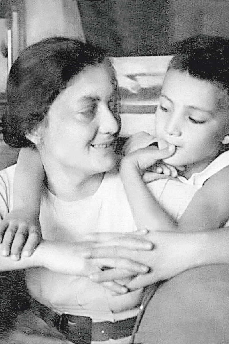    «Мери Ивлиановна была лауреатом Государственной премии». Георгий Данелия с мамой Мери Анджапаридзе, конец 30-х годов из архива Г. Данелия