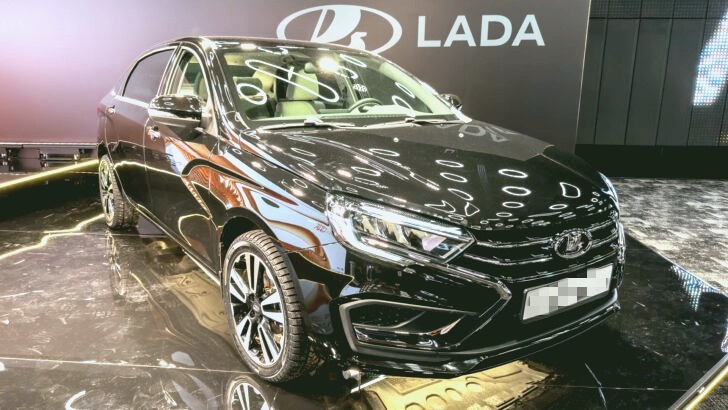 АвтоВаз довольно сильно спешит. Реклама одной из знаковых моделей – LADA AURA только приближается к своему пику, а первая машина для продаж уже мелькнула в одном из автосалонов LADA в Краснодаре.