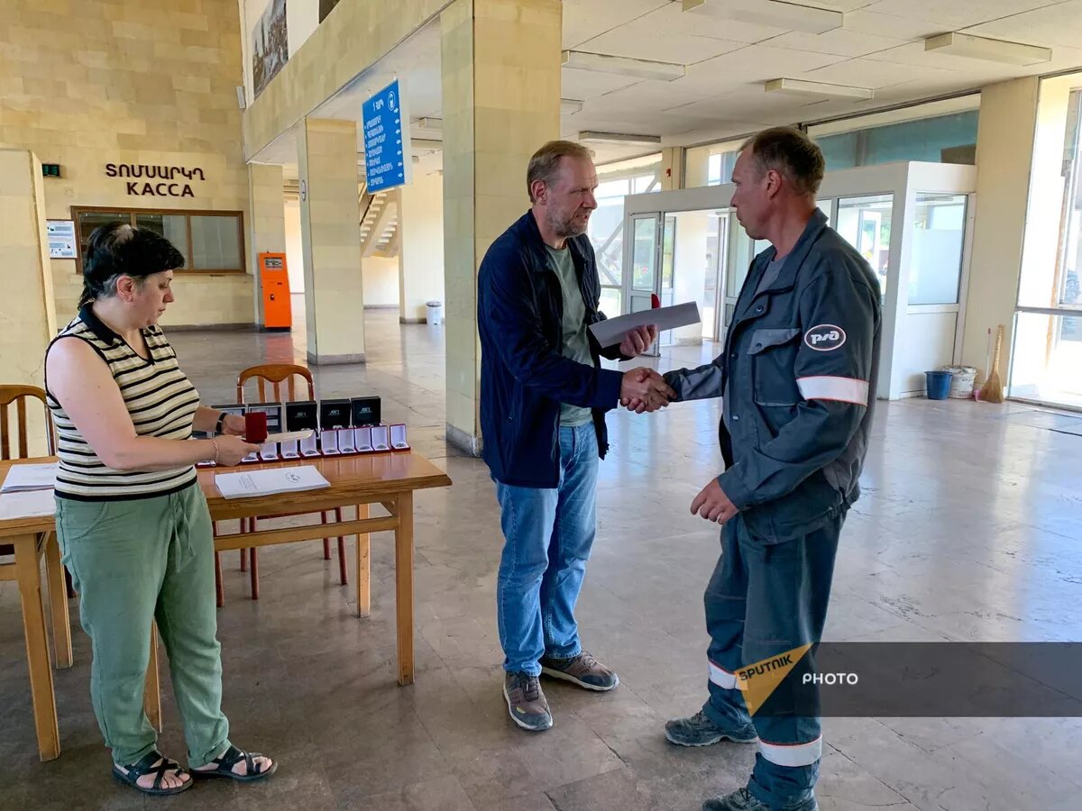 "Южно-Кавказская железная дорога" наградила сотрудников, участвовавших в восстановлении железной дороги в зоне бедствия © Sputnik / Hovhannes Shoghikyan