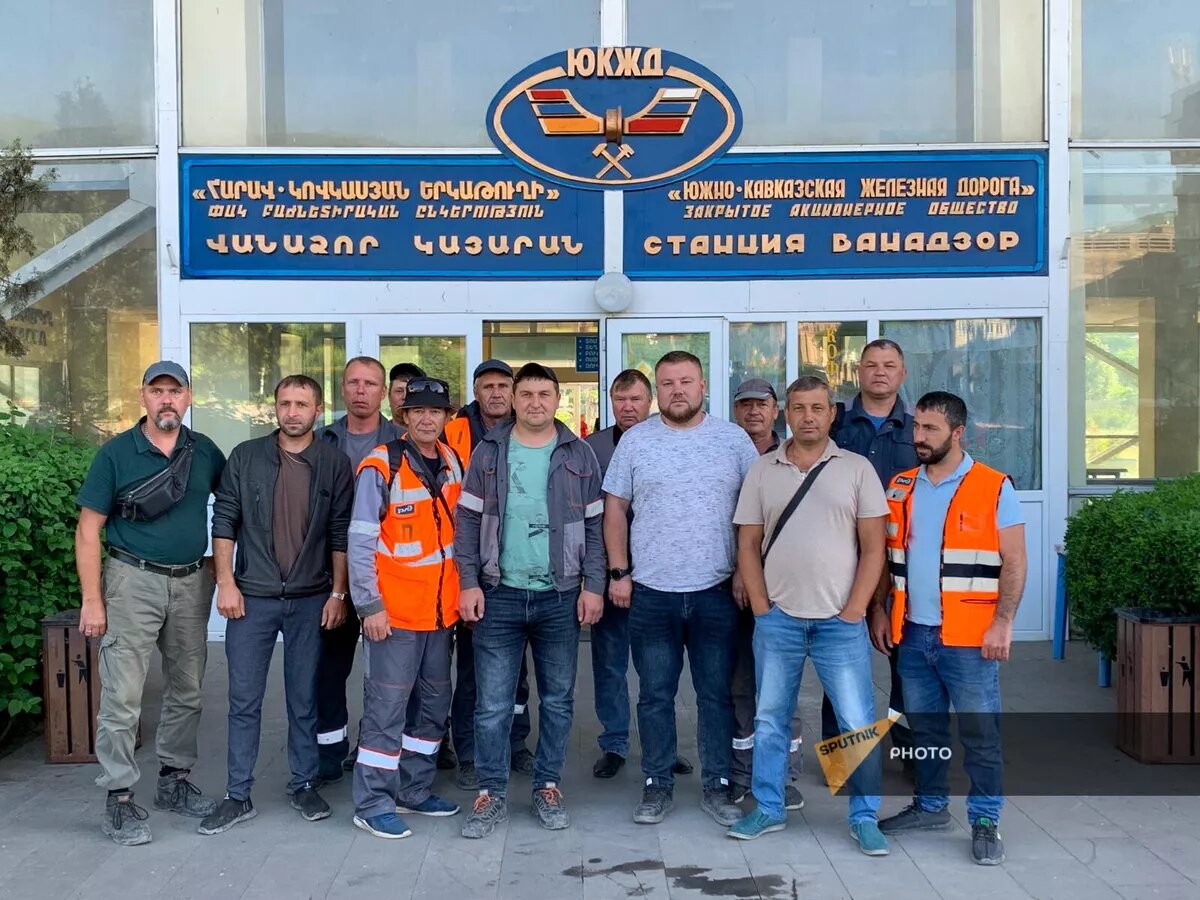 "Южно-Кавказская железная дорога" наградила сотрудников, участвовавших в восстановлении железной дороги в зоне бедствия © Sputnik / Hovhannes Shoghikyan