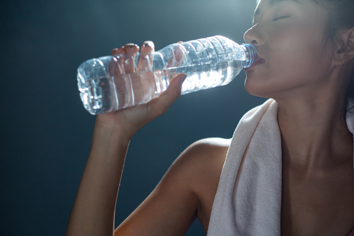     Пить воду в жару из бутылки опасно: врач рассказал, к чему может привести отравление водой