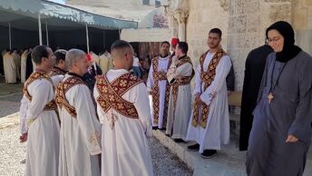 Духовенство Коптской, а затем Сирийской церквей Крестным ходом с кавасами входят в Часовню Стопочка