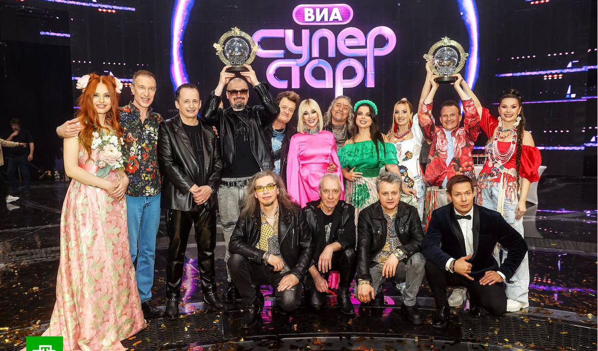 Ирина по окончании шоу "ВИА Суперстар" с победителями и членами жюри