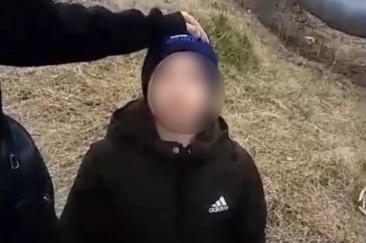 Случайного зашедшего на "его" территорию подростка, Андрей поставил на колени и снял это на видео