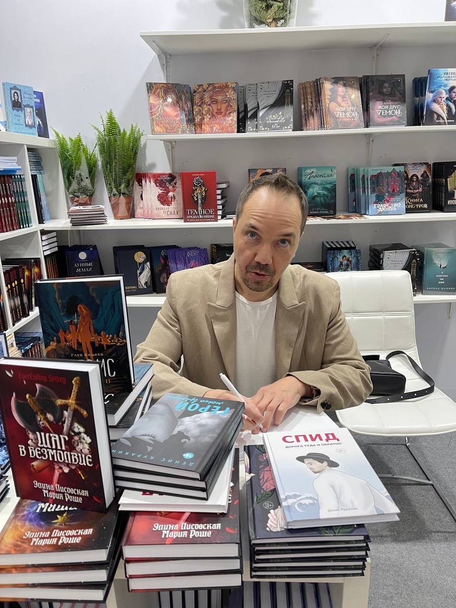 Пишу автографы для читателей