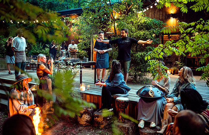    Бренд-шеф Дмитрий Париков (на втором плане справа).пресс-служба