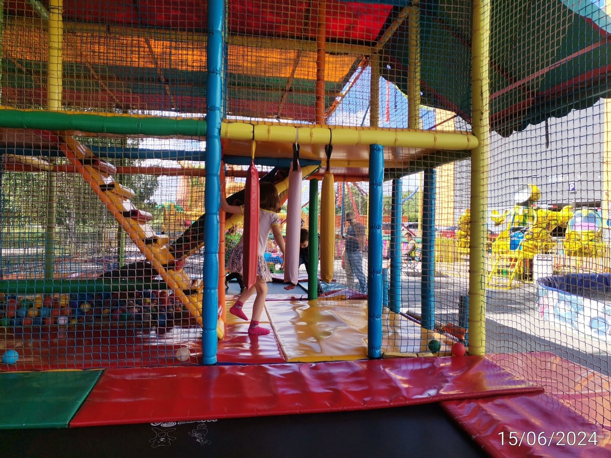 Лабиринт. На заднем плане, за лабиринтом, батут. 