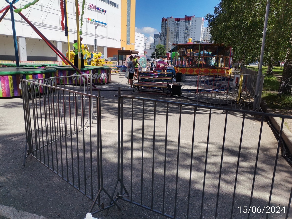 Собственно все развлечения. Ближайшее здание - тц июнь. 