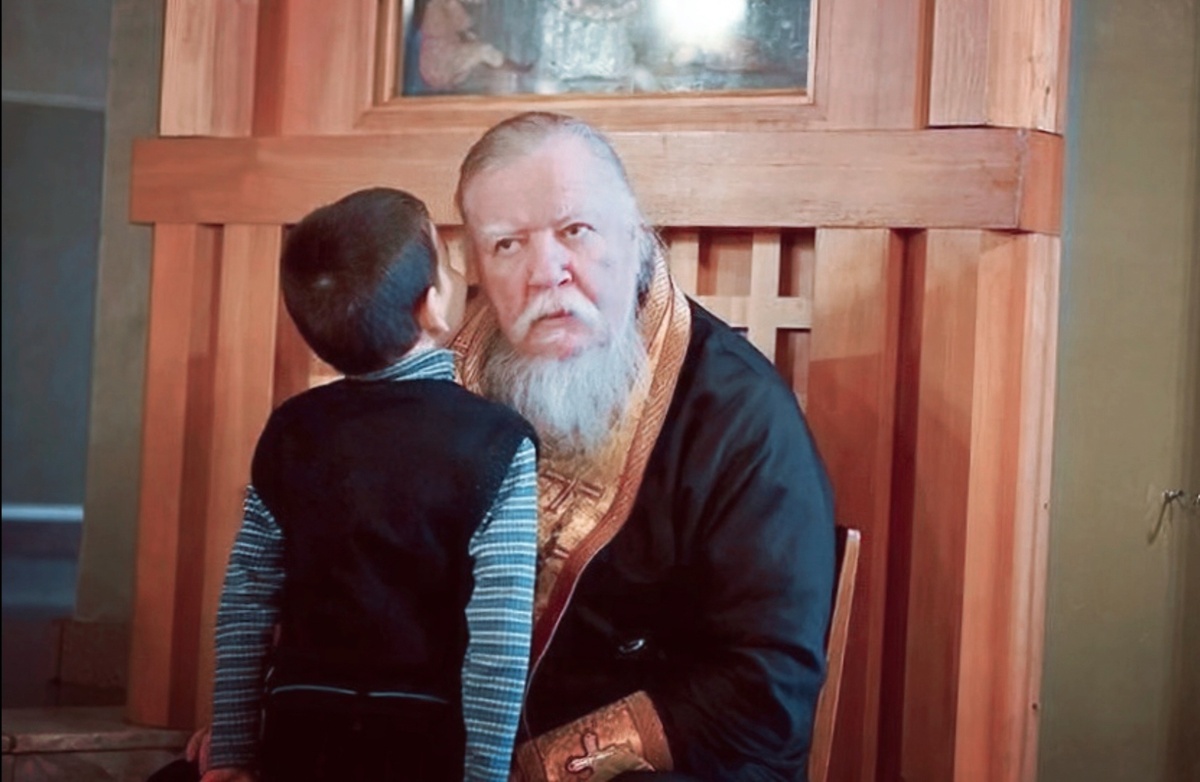 Отец Димитрий принимает исповедь.