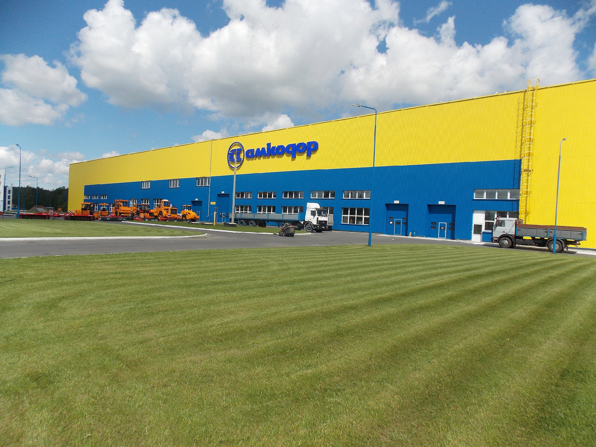 © Market.amkodor / Wikimedia Commons / CC BY-SA 4.0 (Производственная площадка холдинга «АМКОДОР» в г. Пинске, Республика Беларусь)