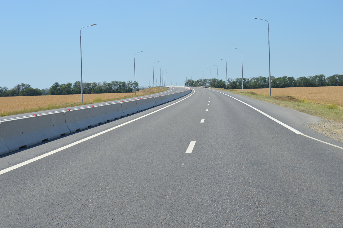 Фото автора. Июнь 2024. Пустая современная трасса у хлебных полей. Редко такое бывает на южных дорогах ведущих к Черноморскому побережью.