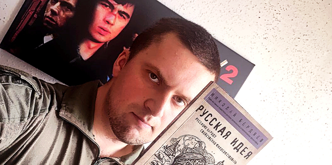 Книга Бердяева и плакат с фильмом "Брат 2". В конце статьи расскажу какого лешего он тут делает.