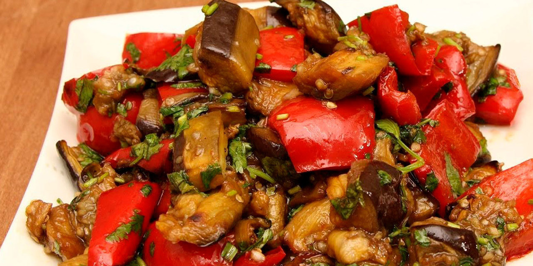 Безумно вкусный и полезный летний салат из баклажанов