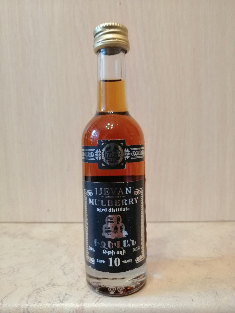 Плодовая выдержанная тутовая водка Иджеван 10 лет