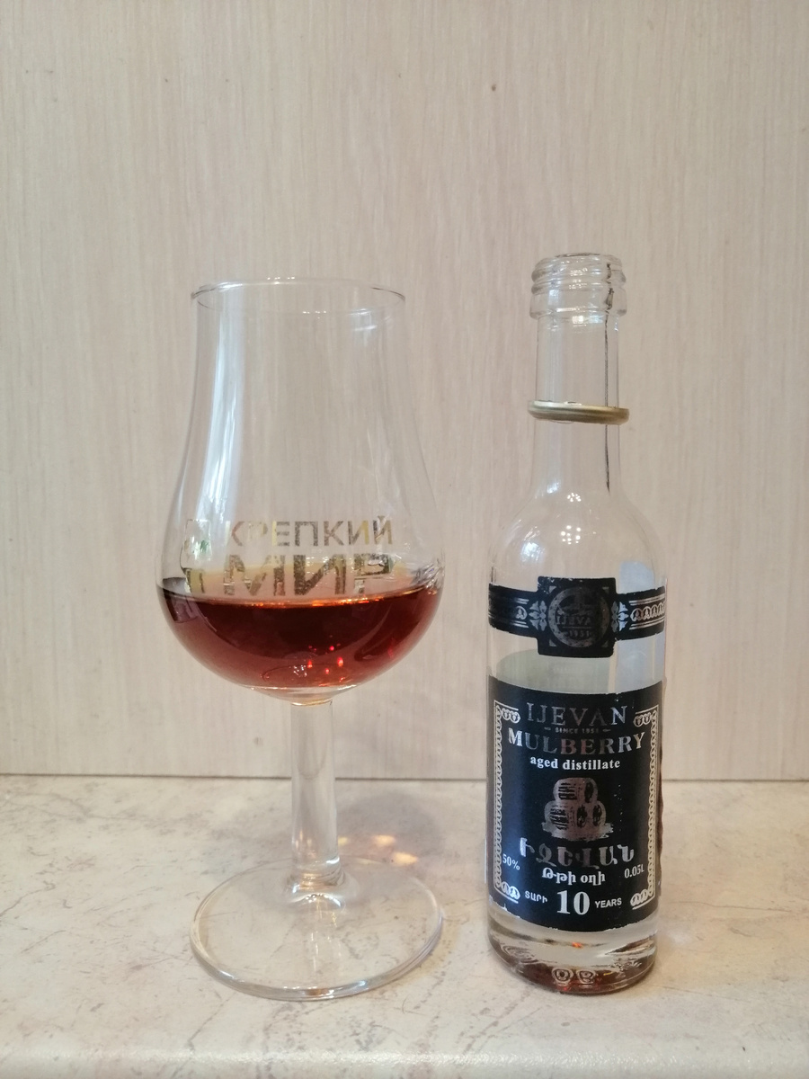 Дегустация плодовой выдержанной тутовой водки Иджеван 10 лет