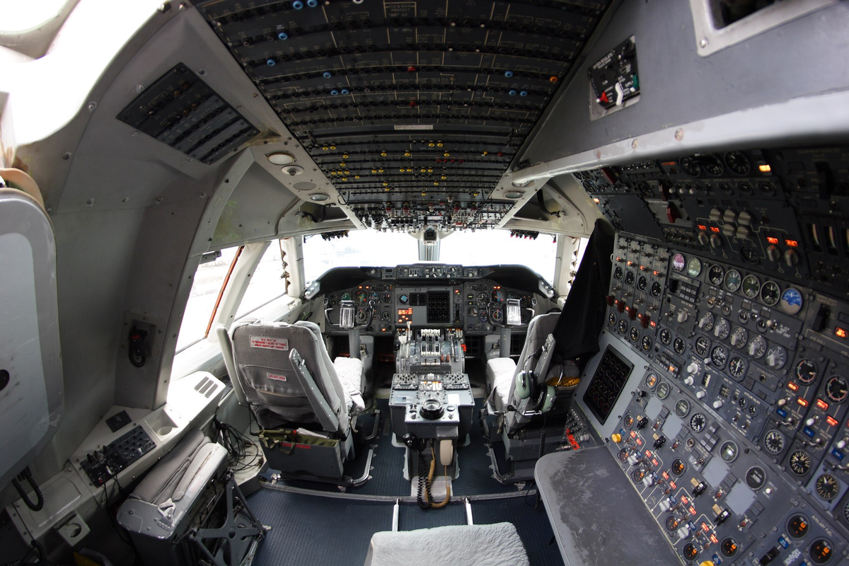 Кабина пилотов Боинга 747 - 230В