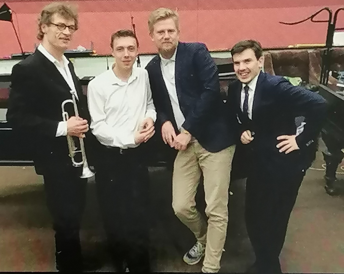 Шесть лет назад приезжал в наш городок известный американский джазист Джон Маршалл (слева), по русски ни словечка, но когда подписывал мне диск, написал "Спасибо", выучил одно! 