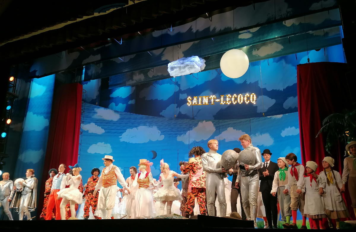 Снимать на камеру во время спектакля нельзя, только поклоны удалось запечатлеть. Около 50 участников было, на гастрольных спектаклях столько людей не бывает, конечно. 