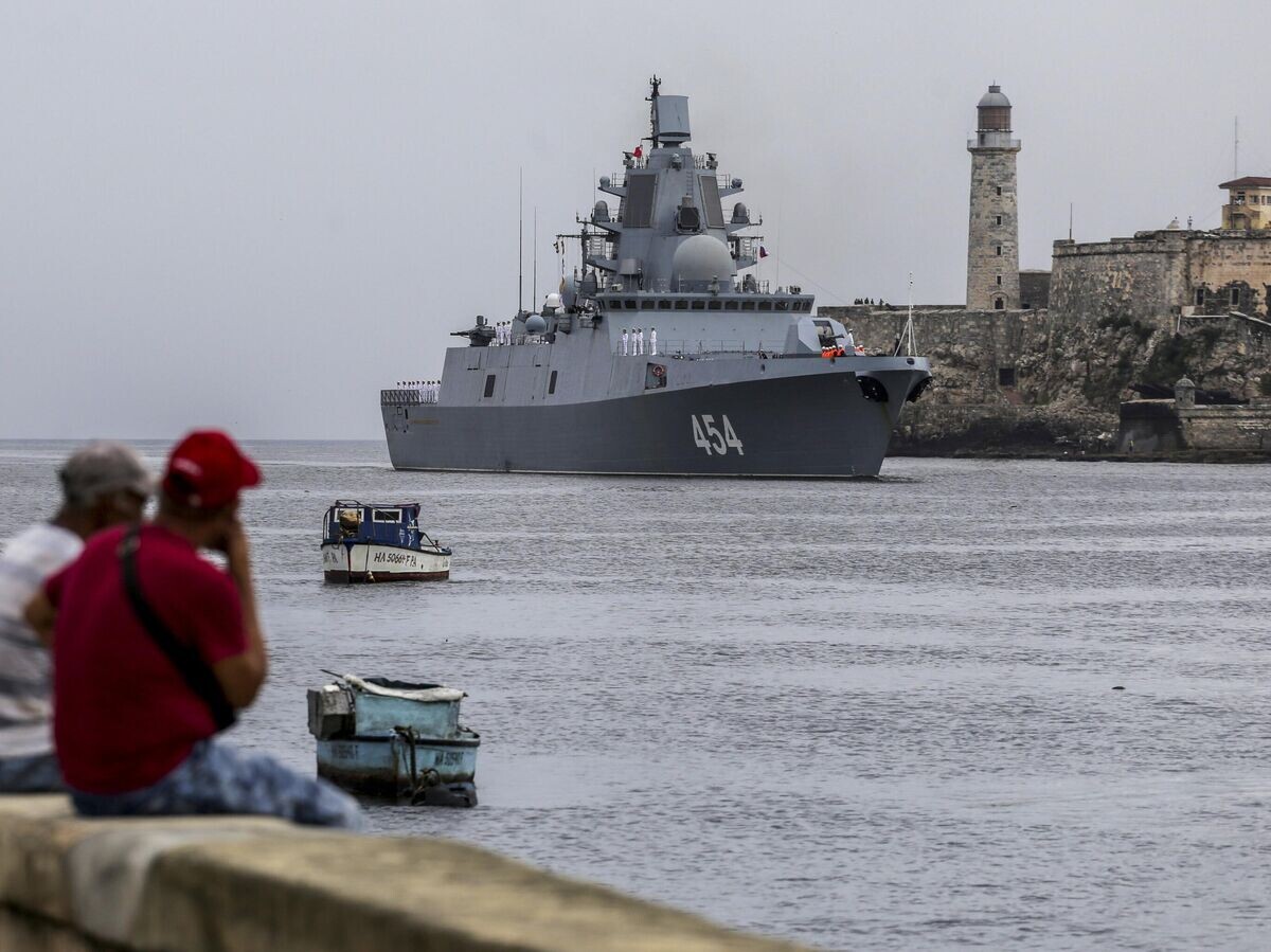    Фрегат "Адмирал флота Советского Союза Горшков" заходит в порт Гаваны, Куба© AP Photo / Arial Ley