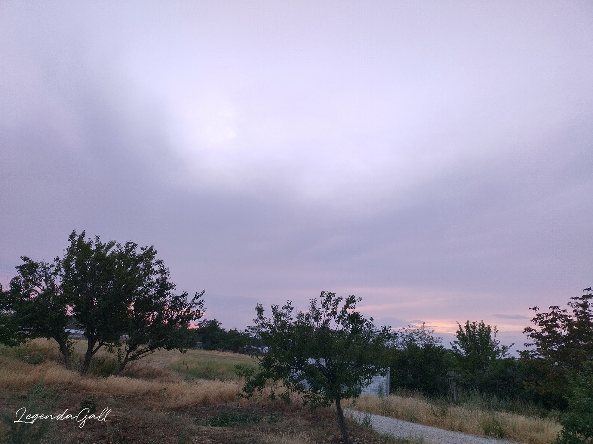 Сам закат сейчас трудно увидеть, надо за ворота выходить