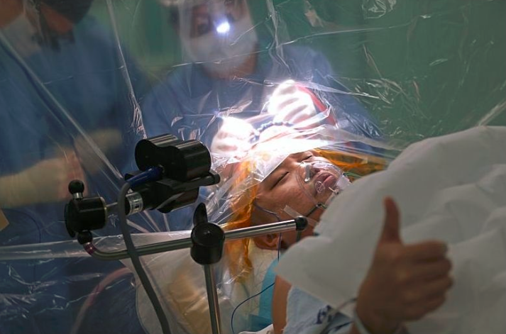 Человек лежит на операционном столе. Свет ламп режет глаза, вокруг суетятся люди в масках, а хирург, вооружившись скальпелем, режет мозг.-2