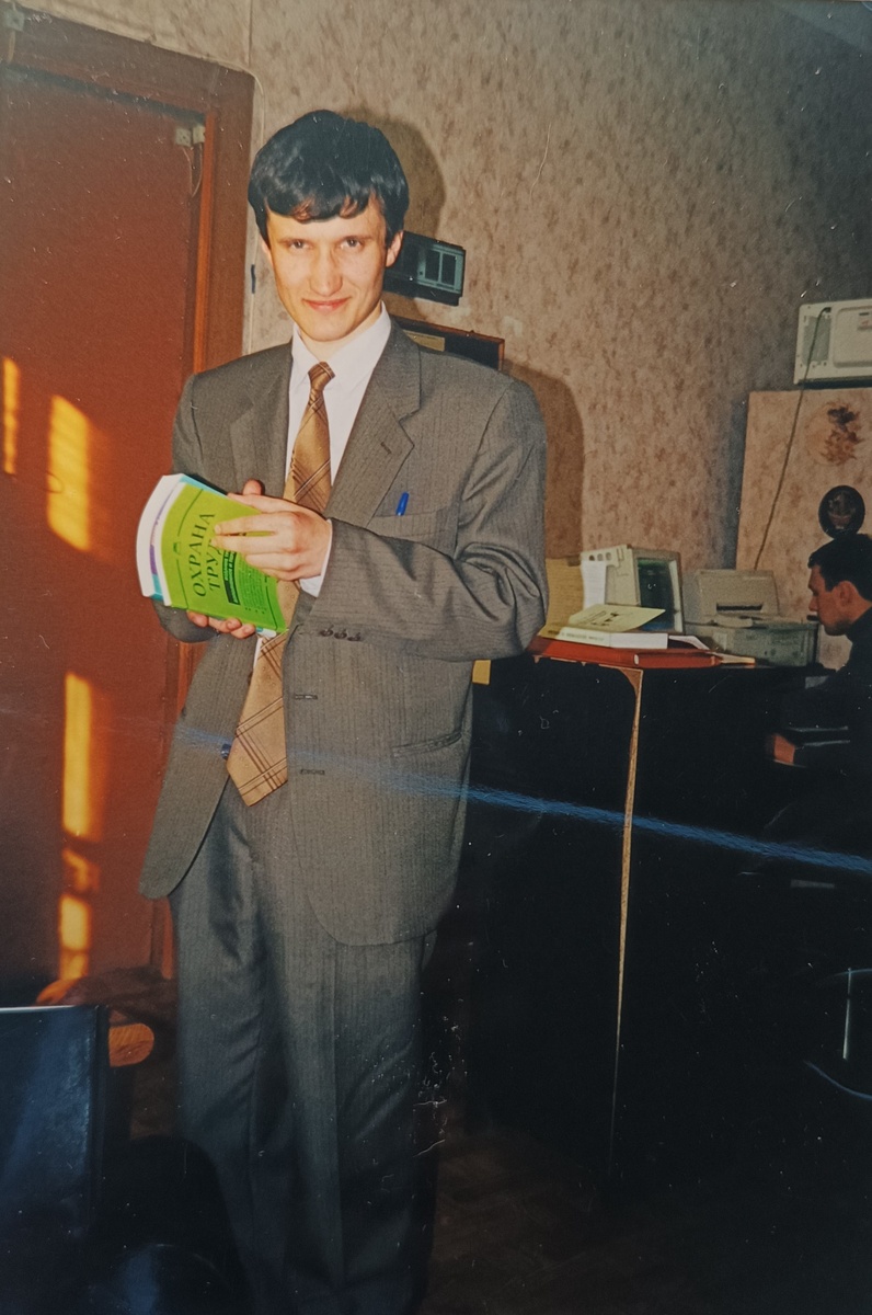 Заместитель директора НОУ Воронежского колледжа (техникума) "Номос" по организационной работе А.А.Семененко изучает трудовое законодательство. Из архива А.А.Семененко.