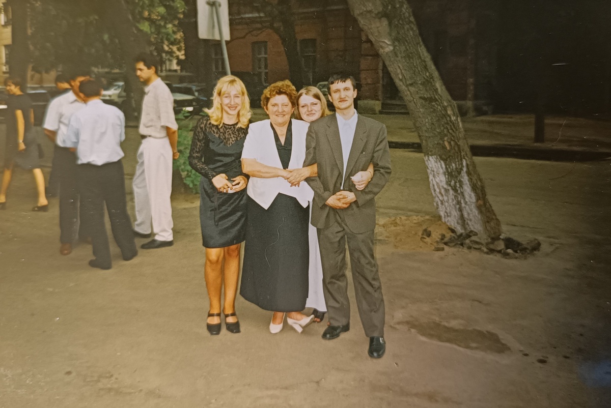 Заместитель директора НОУ Воронежского колледжа (техникума) "Номос" по организационной работе А.А.Семененко с директором колледжа Л.М.Коротких во время выпускного вечера студентов колледжа. Из архива А.А.Семененко.