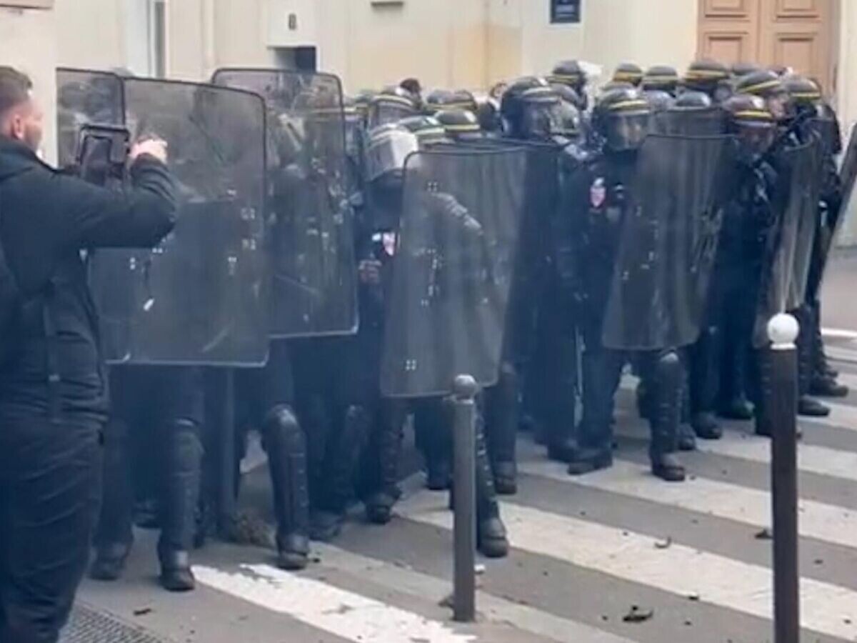    Беспорядки в Париже на акции против правой партии "Национальное объединение" © РИА Новости