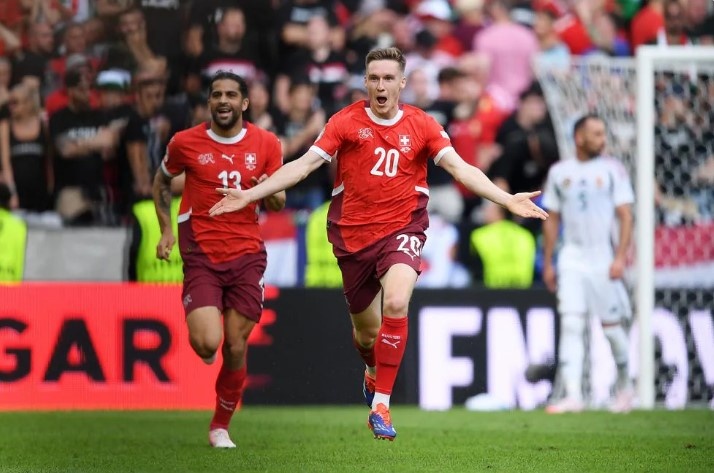 В матче с Венгрией на счету Мишеля Эбишера (в центре) гол+пас