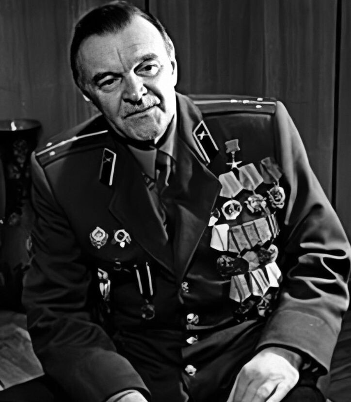 У Владимира Высоцкого есть замечательная песня, в которой поётся о том, что жизненная позиция человека во многом зависит от того, какие книги он в детстве читал.-6