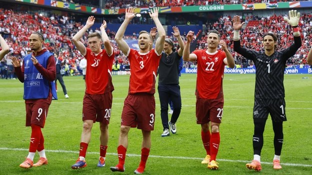    Футболисты сборной Швейцарии благодарят болельщиков за поддержку в матче с Венгрией. Reuters