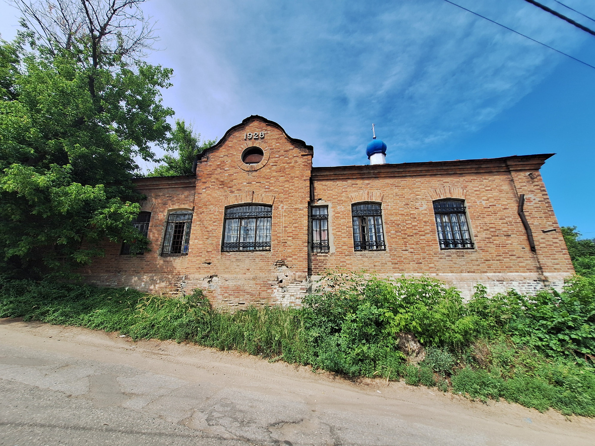 По кирпичам видно здание дореволюционное, почему год 1928 загадка, предположительно в это время была контора. СЕйчас тут церковь-почта.
