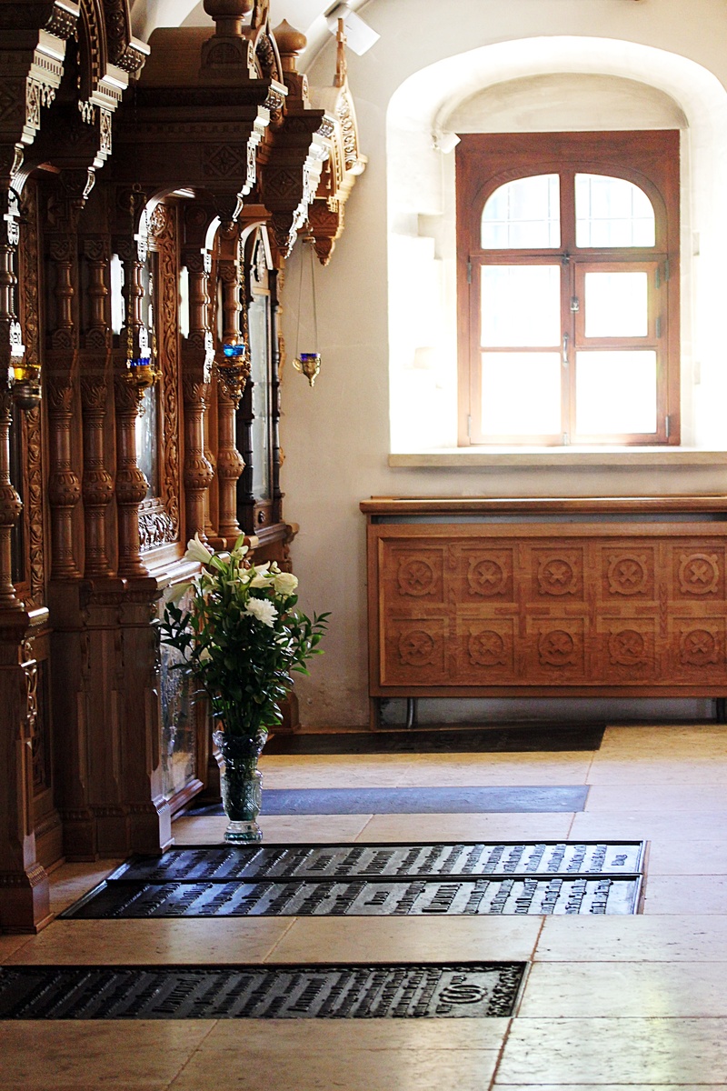 Интерьер и надгробные плиты Малого собора