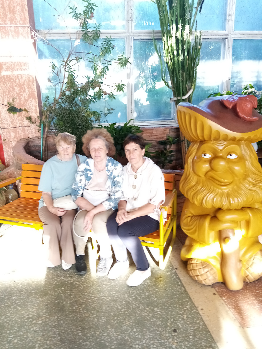 Я фотографирую, домовичок вместо меня.