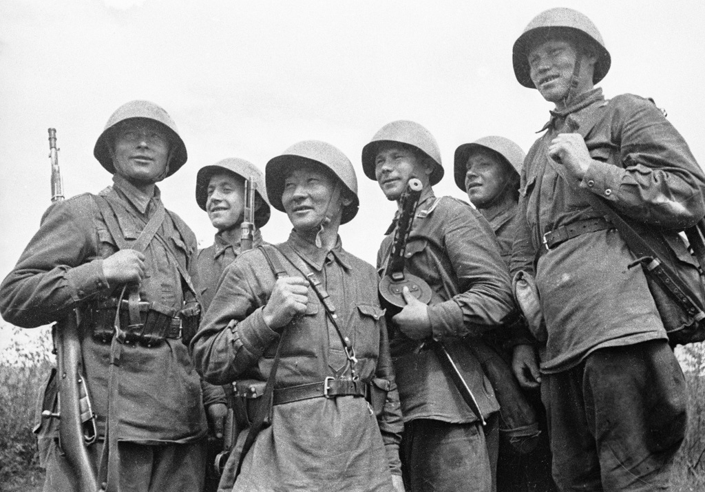 Красноармейцы под Смоленском, лето 1941 года. 
Фотография: П. Бернштейн.